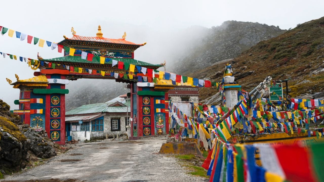 नागालँड : नागालँडमधील समृद्ध आदिवासी संस्कृती आणि पारंपारिक वारशाचे जतन करण्यासाठी येथे प्रवेशावर निर्बंध आहेत. कोहिमा किंवा हॉर्नबिल फेस्टिव्हलसाठी जाताना परमिट घ्यावे लागते.