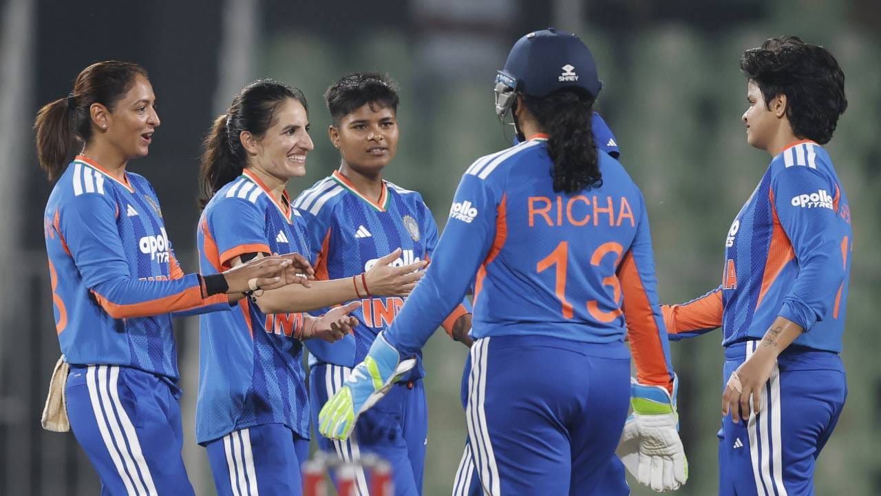 भारतीय महिला संघाने सलग तिसरा टी20 सामना जिंकून मालिका खिशात घातली. भारताने 2 गडी गमवून श्रीलंकेने दिलेलं 113 धावांचं लक्ष्य गाठलं. यासह भारताने श्रीलंकेविरुद्ध सलग चौथी टी20 मालिका जिंकली आहे. यापूर्वी 2014 मध्ये भारताने मालिका गमावली होती. तेव्हा या दोन संघात पहिल्यांदाच मालिका खेळली गेली होती. (Photo- BCCI Women Twitter)