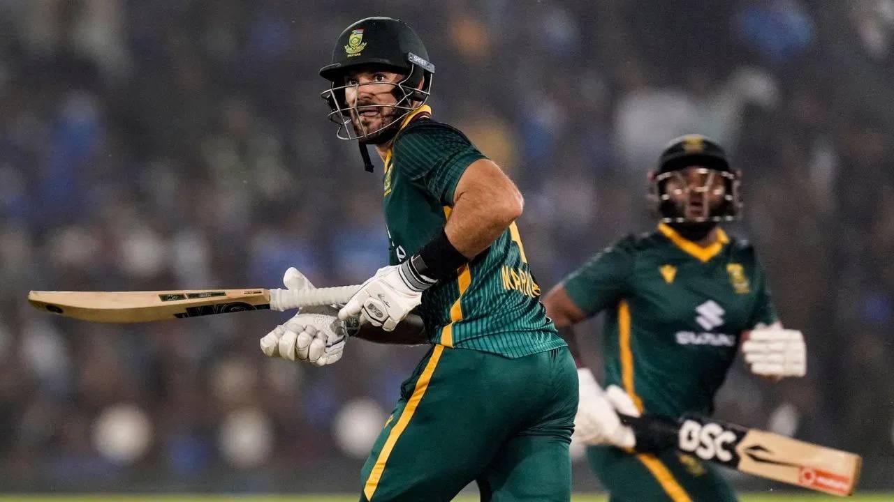 भारताला विजयासाठी दिलेल्या 359 धावांचा पाठलाग करताना एडन मार्करमने शतकी खेळी केली. जीवनदान मिळाल्यानंतर त्याने त्या संधीचा पुरेपूर फायदा उचलला. मॅथ्यू ब्रेट्झकी आणि डेवाल्ड ब्रेव्हिस यांनीही दमदार अर्धशतके झळकावली. या खेळीमुळे विजय सोपा झाला. (Photo: PTI)