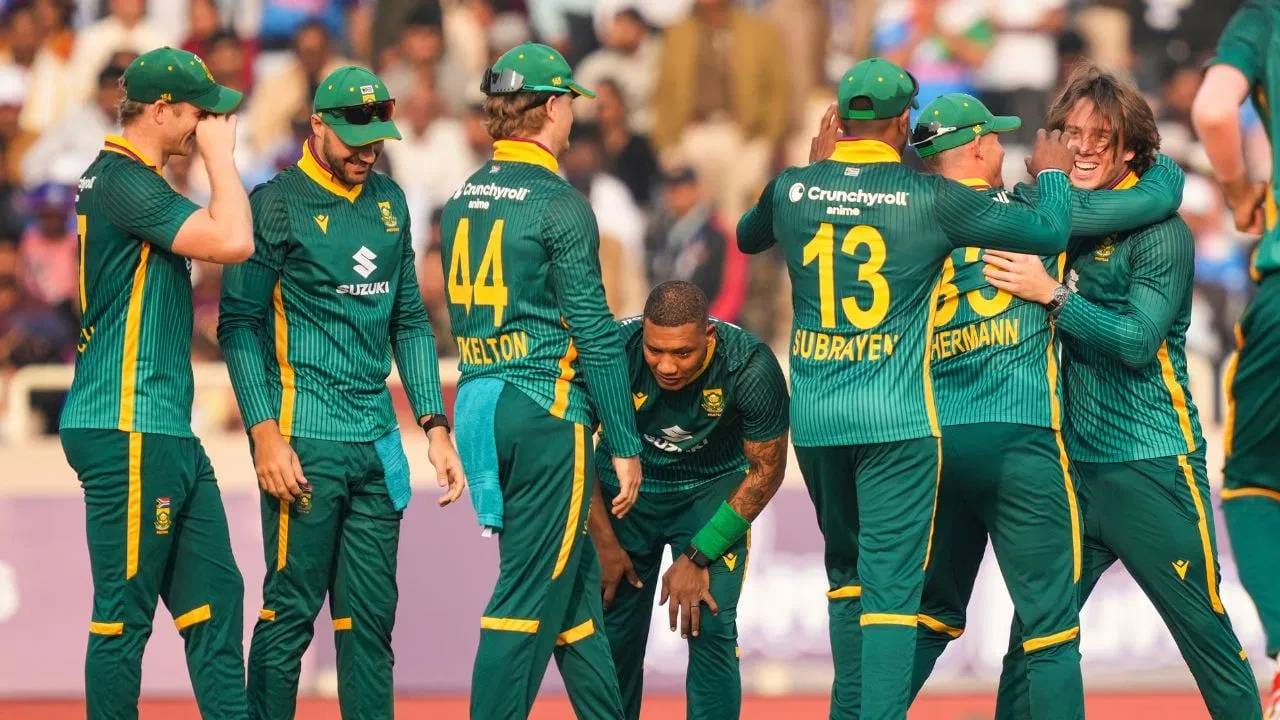 वनडे मालिकेतील दुसऱ्या सामन्यात दक्षिण अफ्रिकेने कमबॅक केलं. भारताने विजयासाठी दिलेलं 359 धावांचं लक्ष्य दक्षिण अफ्रिकेने 6 गडी गमवून पूर्ण केलं. या सामन्यात दक्षिण अफ्रिकेच्या फलंदाजांनी सावध खेळी करत भारतीय गोलंदाजांना अक्षरश: फोडून काढलं. (Photo: PTI)