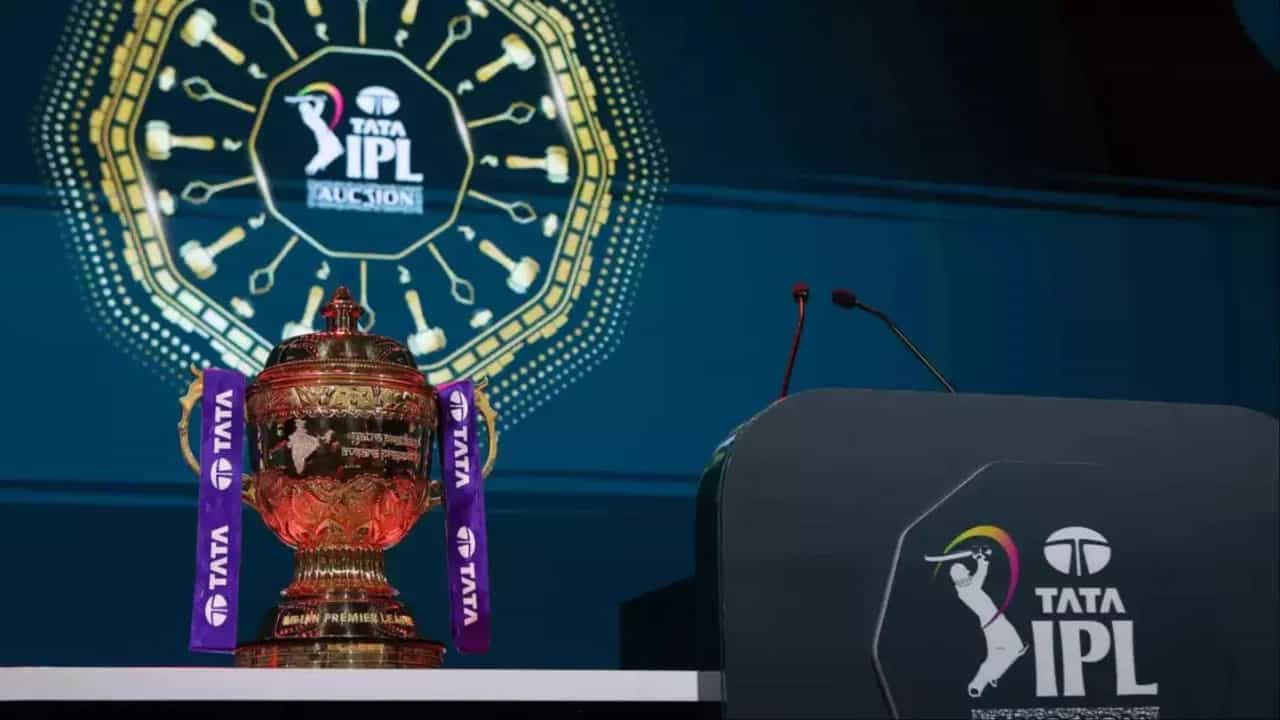आयपीएलच्या 19 व्या मोसमासाठी (IPL 2026) मिनी ऑक्शनचा थरार सुरु आहे. या मिनी ऑक्शनमध्ये 5 स्टार खेळाडूंना त्यांच्या बेस प्राईज इतकीच रक्कम मिळाली आहे. या खेळाडूंना तगडा अनुभव आहे. मात्र त्या खेळाडूंसाठी 10 पैकी कोणत्याही फ्रँचायजीने बोली लावली नाही. त्यामुळे त्या खेळाडूंना बेस प्राईज इतकीच रक्कम मिळणार असल्याचं निश्चित झालं आहे. ते खेळाडू कोण आहेत? हे जाणून घेऊयात. (Photo Credit: PTI)