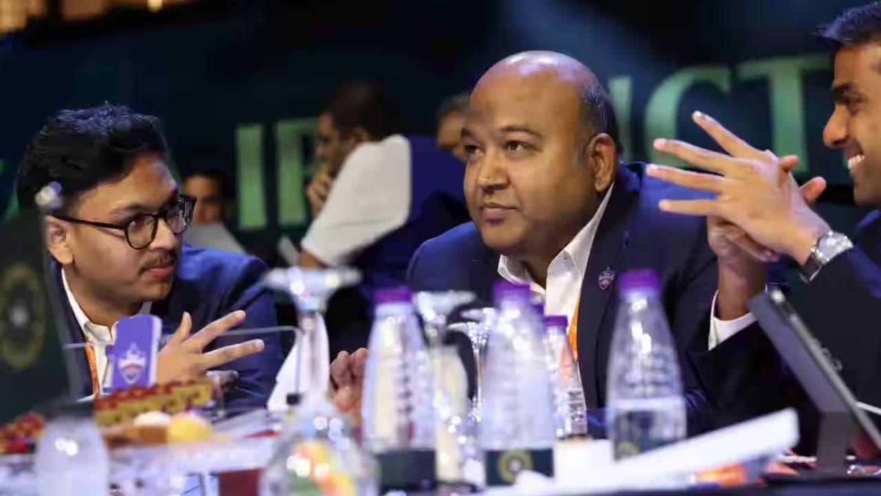 आयपीएलच्या इतिहासात 2012 पर्यंत कोणतेही कार्ड नव्हते. हे कार्ड पहिल्यांदा 2013 मध्ये सादर करण्यात आले होते. फक्त मेगा लिलावासाठी हे कार्ड वापरले जात जाते. संघ त्यांनी सोडलेल्या खेळाडूवर आरटीएम कार्ड लावून आणि रक्कम जुळवून खेळाडू मिळवू शकते. (Photo: BCCI/IPL)