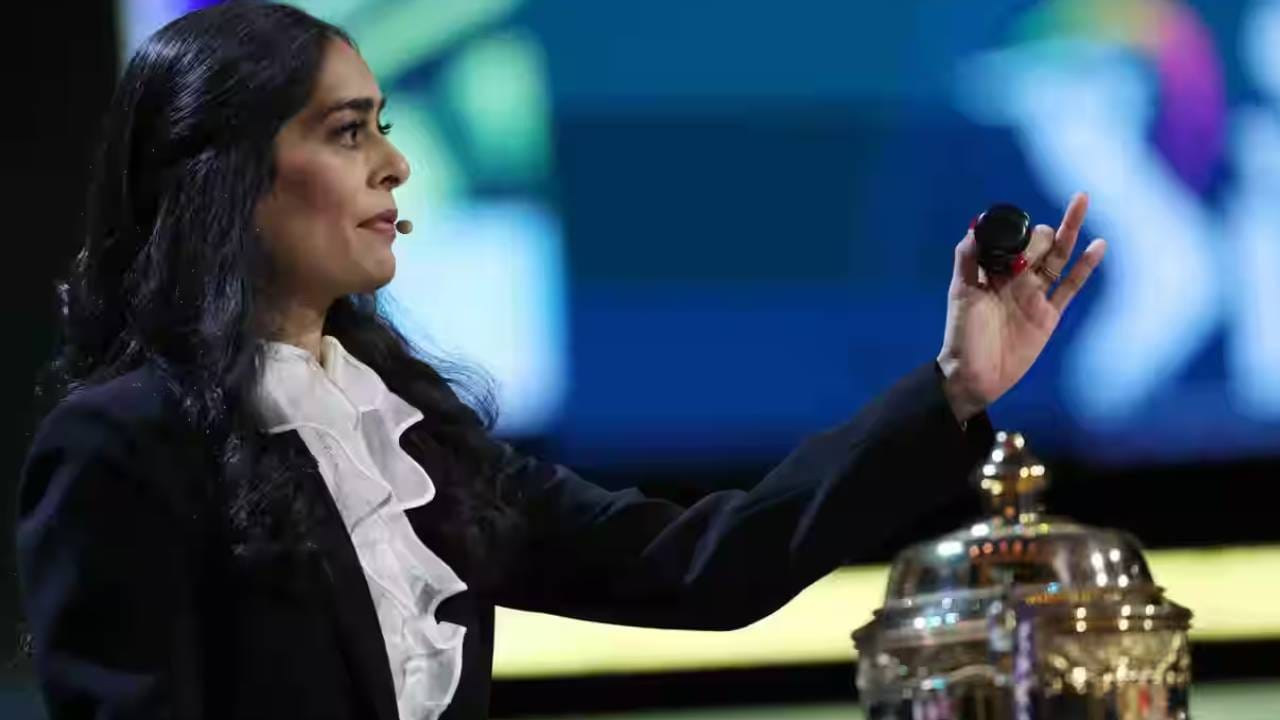 आरटीएम कार्ड वापरता येणार नसल्याने संघ त्यांच्या रिलीज केलेल्या खेळाडूंना परत मिळवण्यासाठी मोठी बोली लावताना दिसतील. यावेळी, मिनी लिलाव देशाबाहे अबू धाबीमध्ये होणार आहे. 16 डिसेंबरला हा मिनी लिलाव पार पडणार आहे. (Photo: BCCI/IPL)