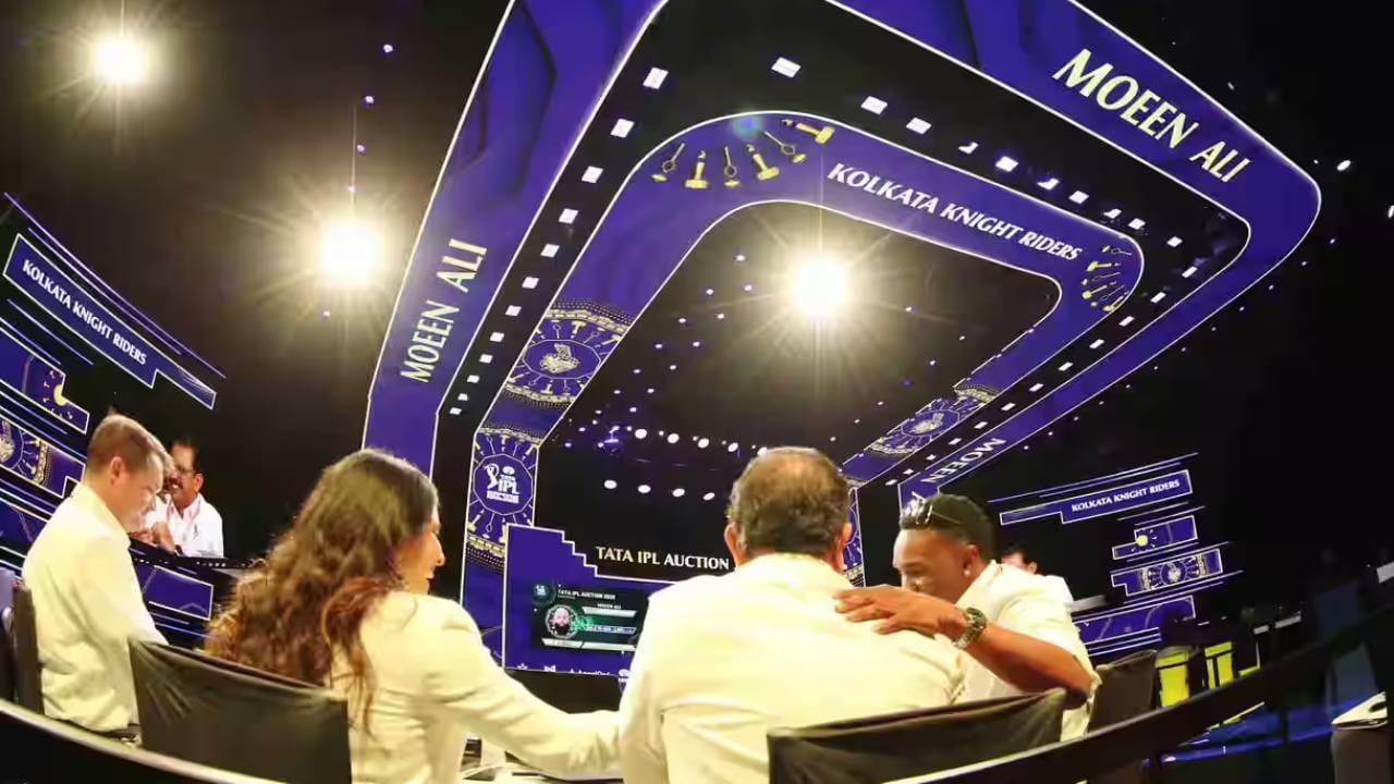 आयपीएल 2026 स्पर्धेसाठी मिनी लिलाव प्रक्रिया 16 डिसेंबर रोजी पार पडणार आहे. फ्रेंचायझी आपल्या आवडत्या आणि आवश्यक असलेल्या खेळाडूंसाठी बोली लावणार आहे. त्यामुळे काही खेळाडूंसाठी कोट्यवधीची बोली लागणार आहे. (Photo: BCCI/IPL)