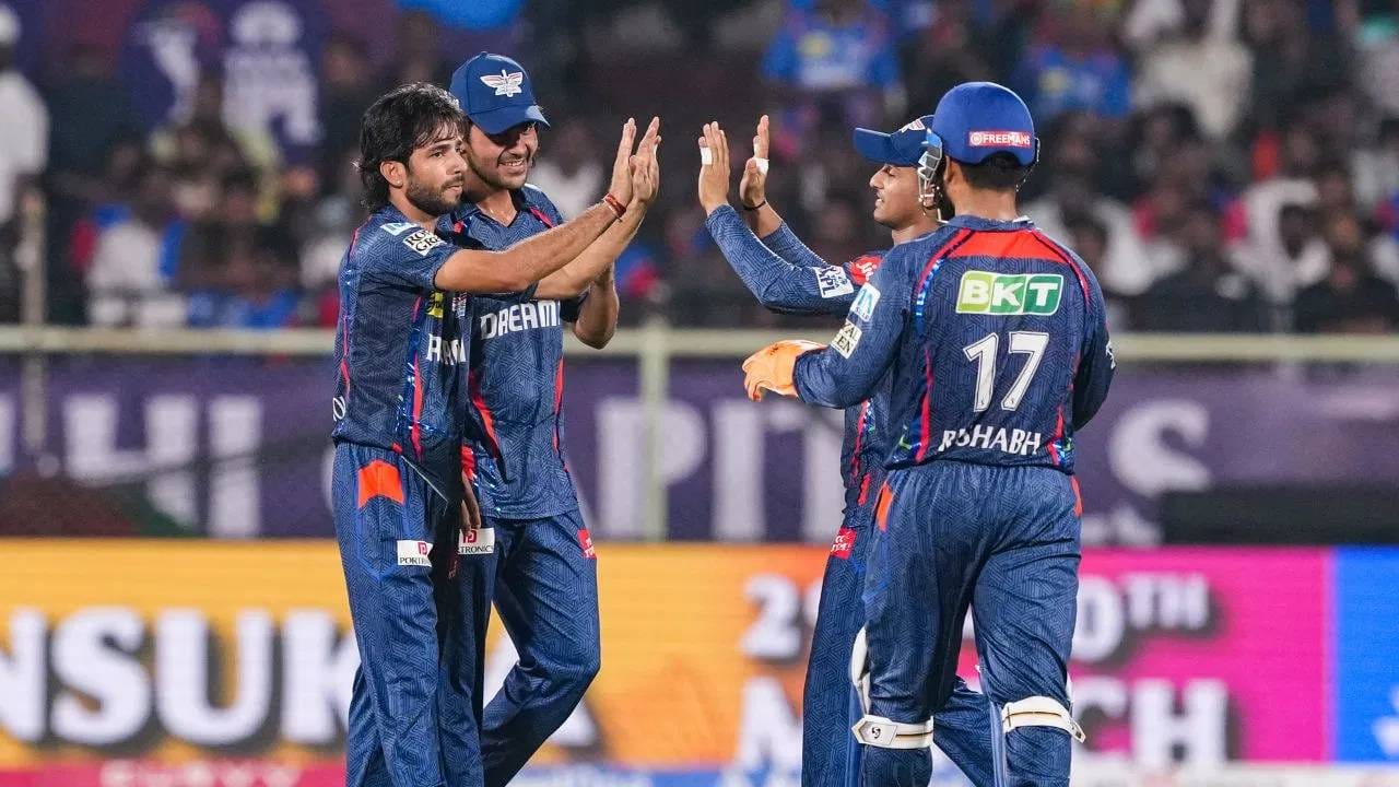 आयपीएल 2026 स्पर्धेपूर्वी मिनी लिलावात 359 खेळाडूंवर बोली लागणार आहे. पण त्यापैकी फक्त 77 खेळाडूंनाच भाव मिळेल. मिनी लिलावात अनेक दिग्गज खेळाडूंचा समावेश आहे. त्याच्यासाठी कोट्यवधींची बोली लागू शकते. या खेळाडूंची जोरदार चर्चा रंगली आहे. (PHOTO- PTI)