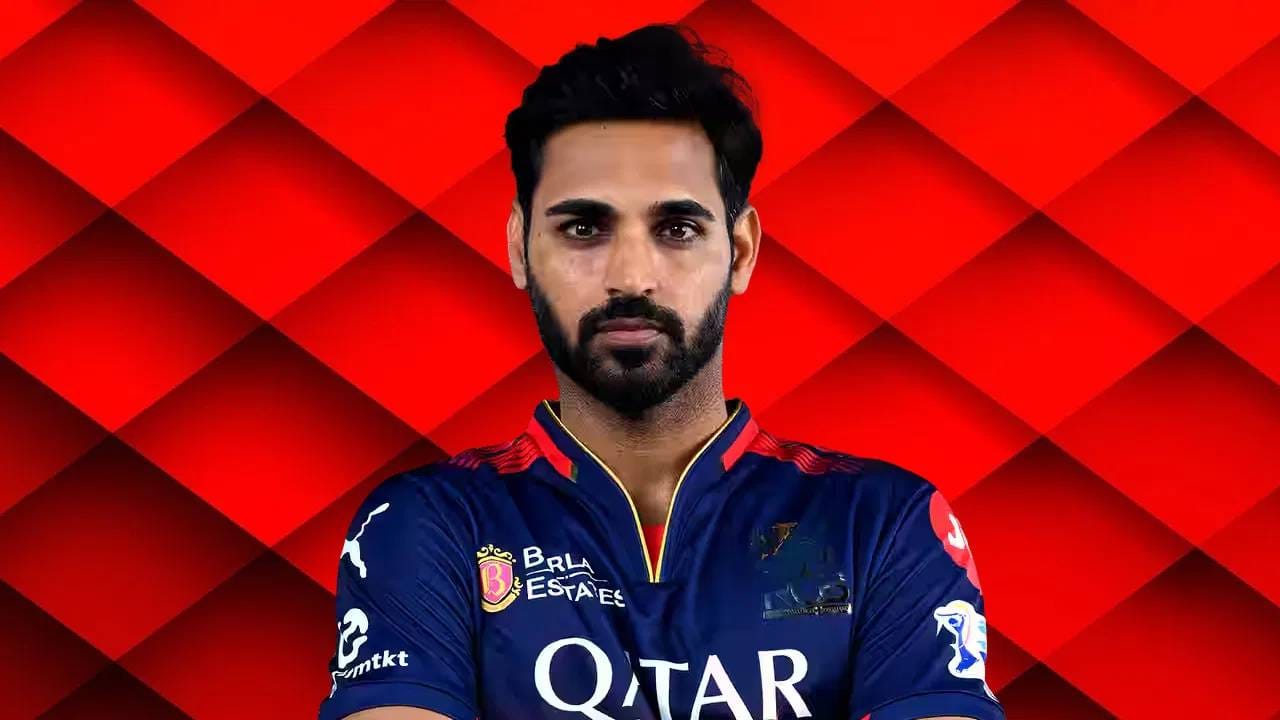 स्विंग मास्टर भुवनेश्वर कुमार पुढील हंगामातही रॉयल चॅलेंजर्स बंगळुरूकडून मैदानात उतरेल. हेझलवूडला त्याने मागच्या पर्वात उत्तम साथ दिली होती. त्यामुळे या पर्वात देखील तशीच रणनिती असेल यात काही शंका नाही. 