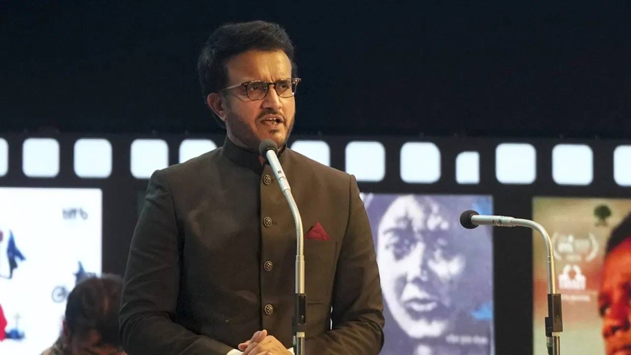 सौरव गांगुलीने आयएसपीएलशी जोडल्यानंतर सांगितलं की, 'मी या नव्या प्रवासासाठी खूपच उत्साहित आहे. टेनिस बॉल क्रिकेटपासूनच सर्व खेळायला सुरुवात करतात. हे पूर्व भारतात आणि खासकरून कोलकात्या खूपच प्रसिद्ध आहे. माझं लक्ष्य या खेळाडूंना मदत करण्याचं आहे.' (PC-PTI)