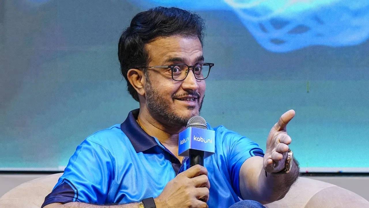 सौरव गांगुलीने इंडियन स्ट्रीट प्रीमियर लीगच्या टायगर्स ऑफ कोलकाता संघाचे मालकी हक्क घेतले आहेत. गांगुली या संघाचा सह मालक असणार आहे. या मालिकेला 9 जानेवारीपासून सूरतमध्ये सुरुवात होणार आहे. अंतिम सामना 6 फेब्रुवारीला होणार आहे. (PC-PTI)