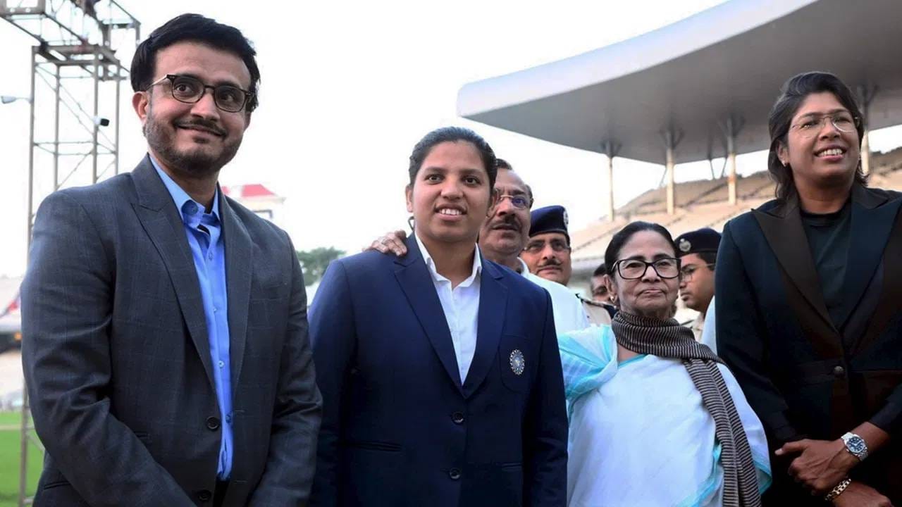 टीम इंडियाचा माजी कर्णधार सौरव गांगुली एका नव्या भूमिकेत दिसणार आहे. आयपीएल स्पर्धेत दिल्ली कॅपिटल्स संघासोबत सौरव गांगुली काम करत आहे. आता इंडियन स्ट्रीट प्रीमियर लीग स्पर्धेतही आपलं नशिब पणाला लावणार आहे. (PC-PTI)