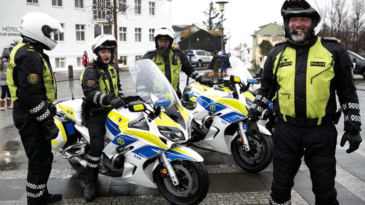 आईसलँडच्या पोलीसांना दैनंदिन कर्तव्यावर असताना शस्त्रे बाळगण्याची परवानगी नसते. यामुळे नागरिकांमध्ये आणि पोलिसांमध्ये शांतता आणि विश्वास टिकून राहतो.