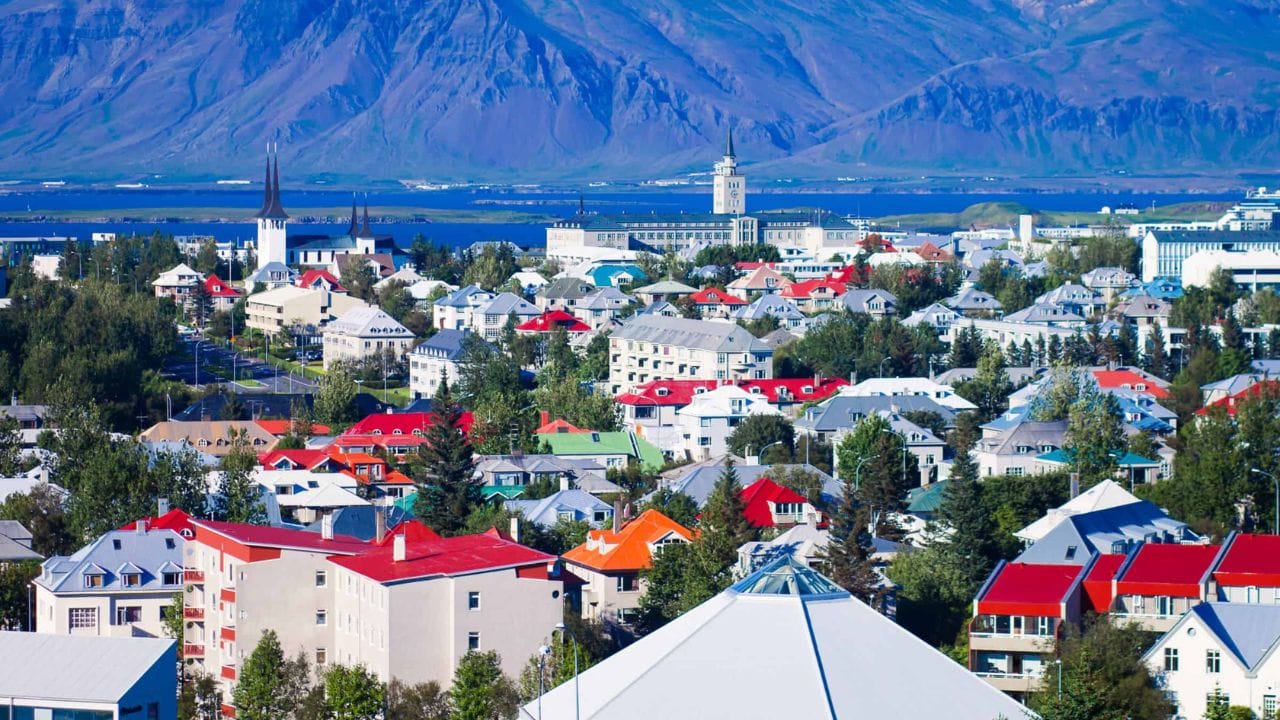 आईसलँडची एकूण लोकसंख्या सुमारे 3.7 लाख आहे. लोकसंख्या कमी असल्यामुळे, लोकांचा एकमेकाशी जवळचा आणि व्यक्तिगत संबंध असतो. प्रत्येकजण एकमेकांना ओळखतो, ज्यामुळे क्राइम रेट कमी आहे, त्यामुळे सर्व लोक सुरक्षित आहेत.  