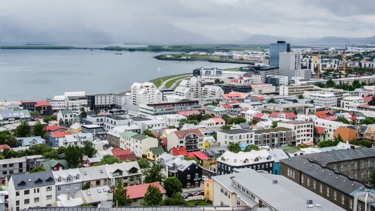 आईसलँड हा जगातील सर्वात सुरक्षित देश आहे, कारण आईसलँडचा गुन्हेगारी दर, विशेषतः हिंसक गुन्ह्यांचा दर, जगातील इतर देशांच्या तुलनेत नगण्य आहे. दरवर्षी येथे 1 ते 9 किंवा शून्य लोकांचा खून होतो.  