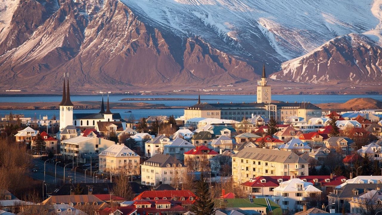 या देशात सामाजिक आणि आर्थिक समानता खूप जास्त आहे. श्रीमंत आणि गरीब यांच्यातील मोठी दरी येथे नसल्यामुळे, गुन्हेगारीला कारणीभूत ठरणारे द्वेष आणि नैराश्य कमी असते. त्यामुळे नागरिक सुरक्षित आहेत. 