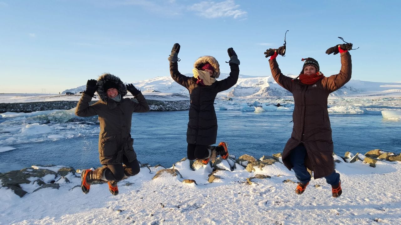 आईसलँडमध्ये आरोग्य सेवा, शिक्षण आणि बेरोजगारीचे लाभ यांसारख्या क्षेत्रांमध्ये सरकारी मदत उपलब्ध आहे. यामुळे लोकांना जगण्यासाठी अवैध मार्गांचा अवलंब करण्याची गरज पडत नाही.