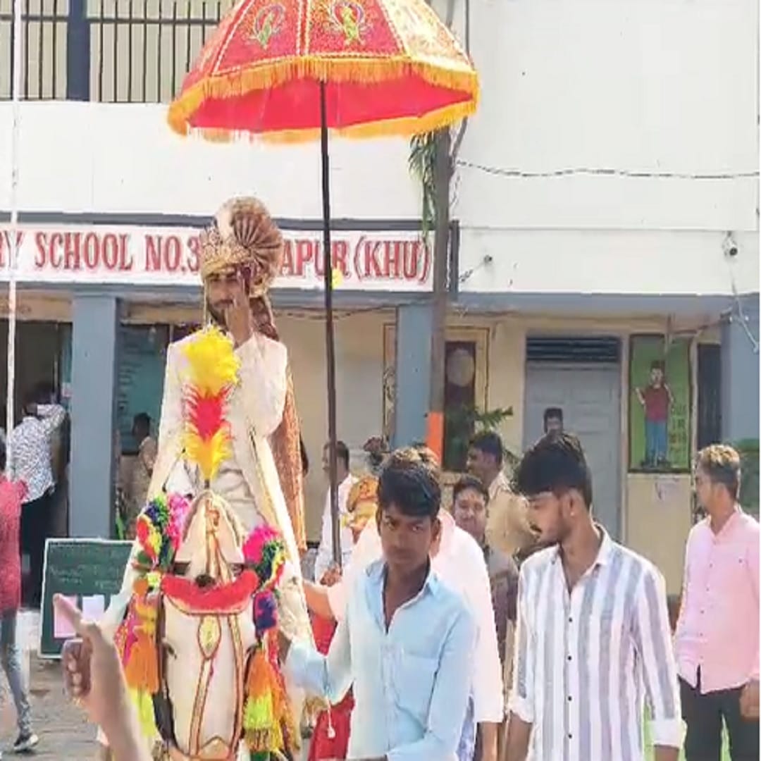 धाराशिवच्या तुळजापूरमध्ये नवरदेव घोड्यावर बसून थेट मतदान केंद्रावर मतदानाचा हक्क बजवायला पोहोचला. लग्नाच्या आधी तुळजापूर येथील संकेत भोजनेनं मतदान केलं आहे.तुळजापूर शहरातील प्रभाग क्रमांक एक मधील बूथवर जाऊन त्याने आपला मतदानाचा हक्क आधी बजावला.