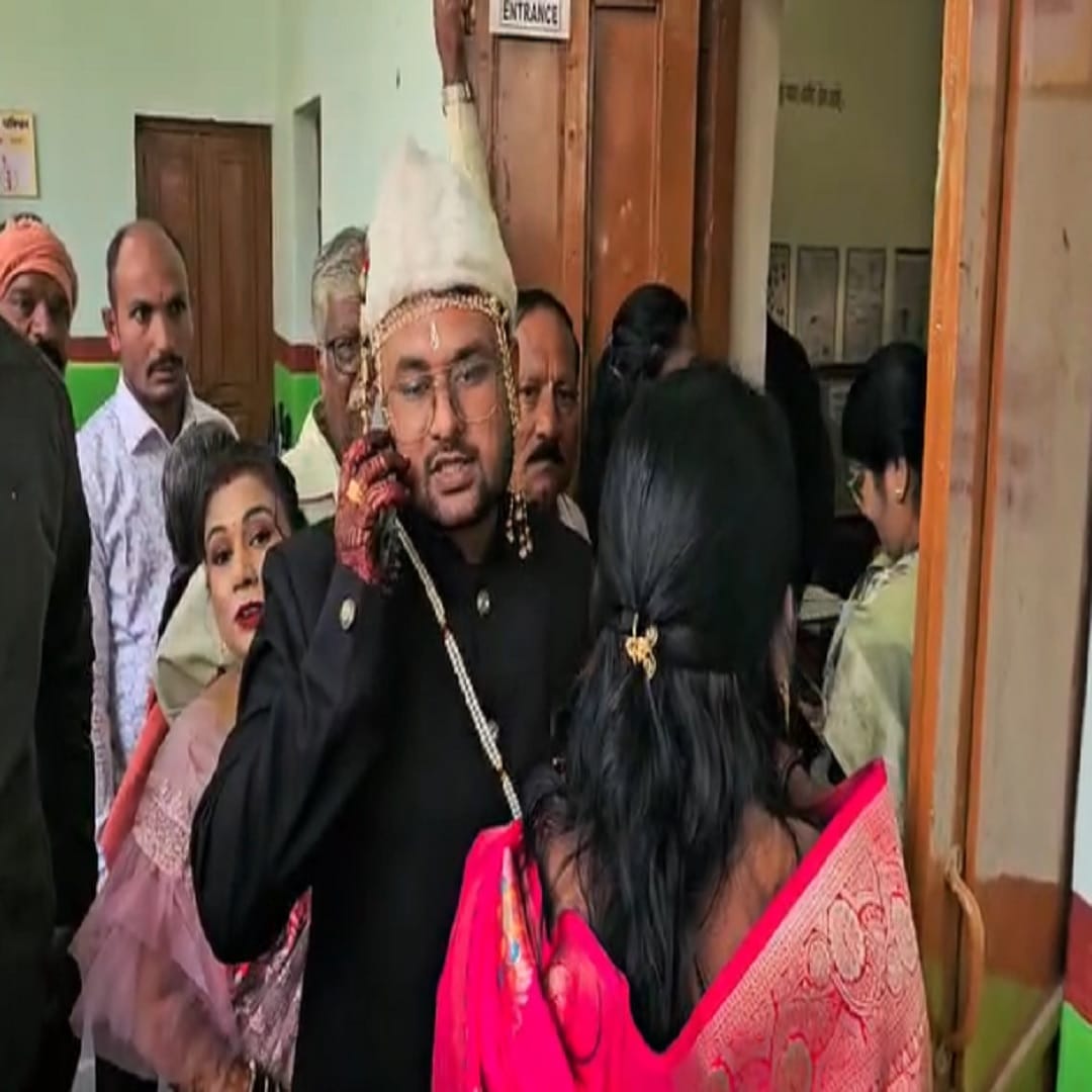 वर्ध्यातही बोहल्यावर चढण्यापूर्वी नवरदेवाने मतदार केंद्रावर जाऊन मतदानाचा हक्क बजावला आहे. अक्षय बहादूरकर असं नवरदेवाच नाव असून पुलगाव येथे नगर परिषद निवडणुकीसाठी नवरदेवाने मतदानाचा हक्क बजावला आहे.