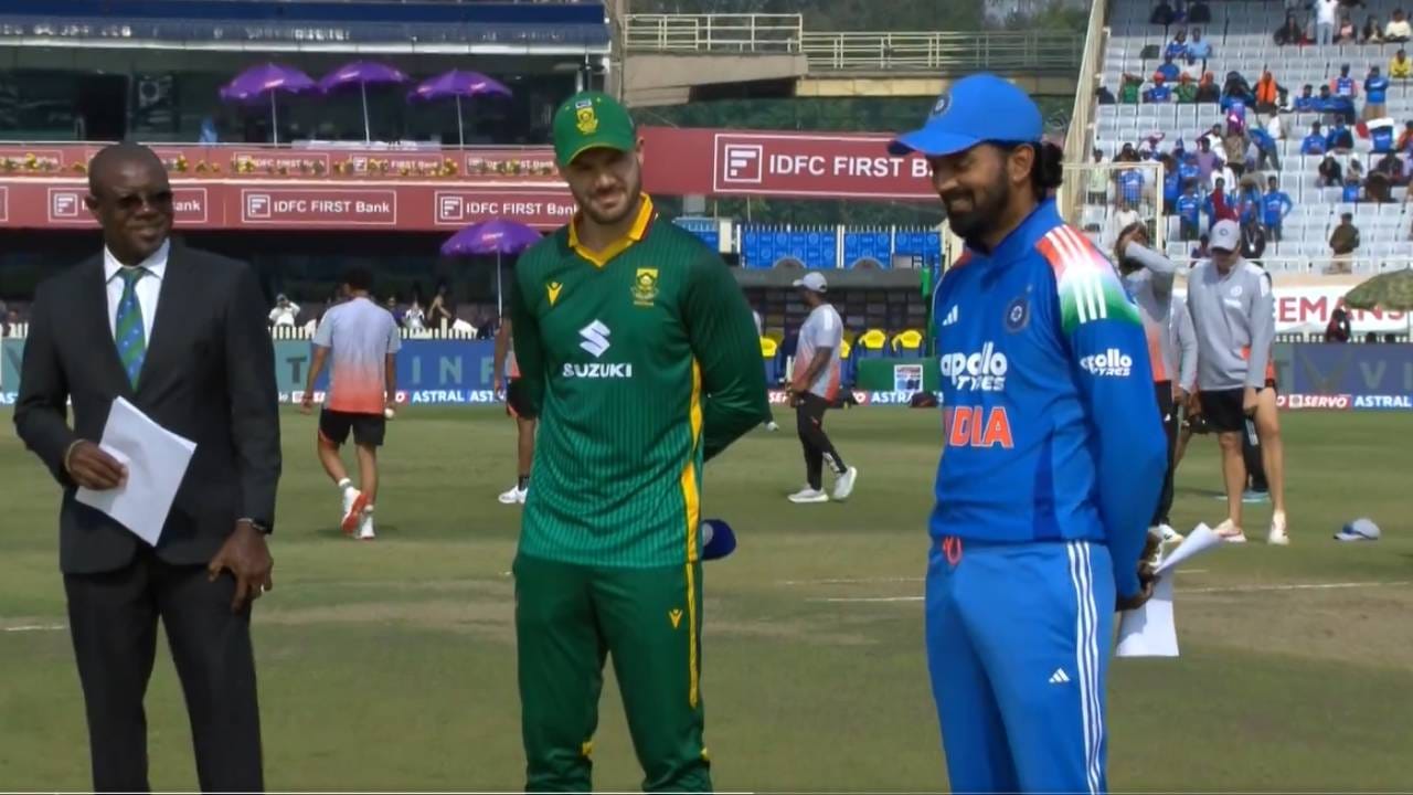 रांची आणि रायपूरप्रमाणे विशाखापट्टणममध्ये दव महत्त्वाची भूमिका बजावेल. त्यामुळे नाणेफेकीचा कौल महत्त्वाचा ठरणार आहे. दक्षिण आफ्रिकेने टॉस जिंकला तर निकाल भारताविरुद्ध जाऊ शकतो. टीम इंडियाला आता नाणेफेकीची चिंता आहे. (Photo- BCCI X Video Screenshot)