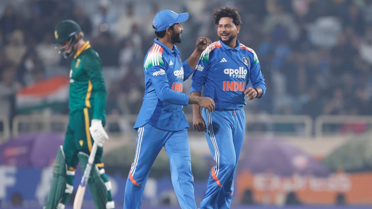 भारत आणि दक्षिण आफ्रिका यांच्यातील तीन सामन्यांची वनडे मालिका1-1 ने बरोबरीत आहे. त्यामुळे तिसऱ्या सामन्याचं महत्त्व वाढलं आहे. दक्षिण अफ्रिका कसोटी मालिकेनंतर वनडे मालिकेतही भारताला धोबीपछाड देण्यासाठी उतरणार आहे. तिसरा सामना विशाखापट्टणममध्ये होत आहे. दक्षिण अफ्रिका 10 वर्षानंतर वनडे मालिका जिंकण्याचा प्रयत्न करेल. (Photo- BCCI X) 