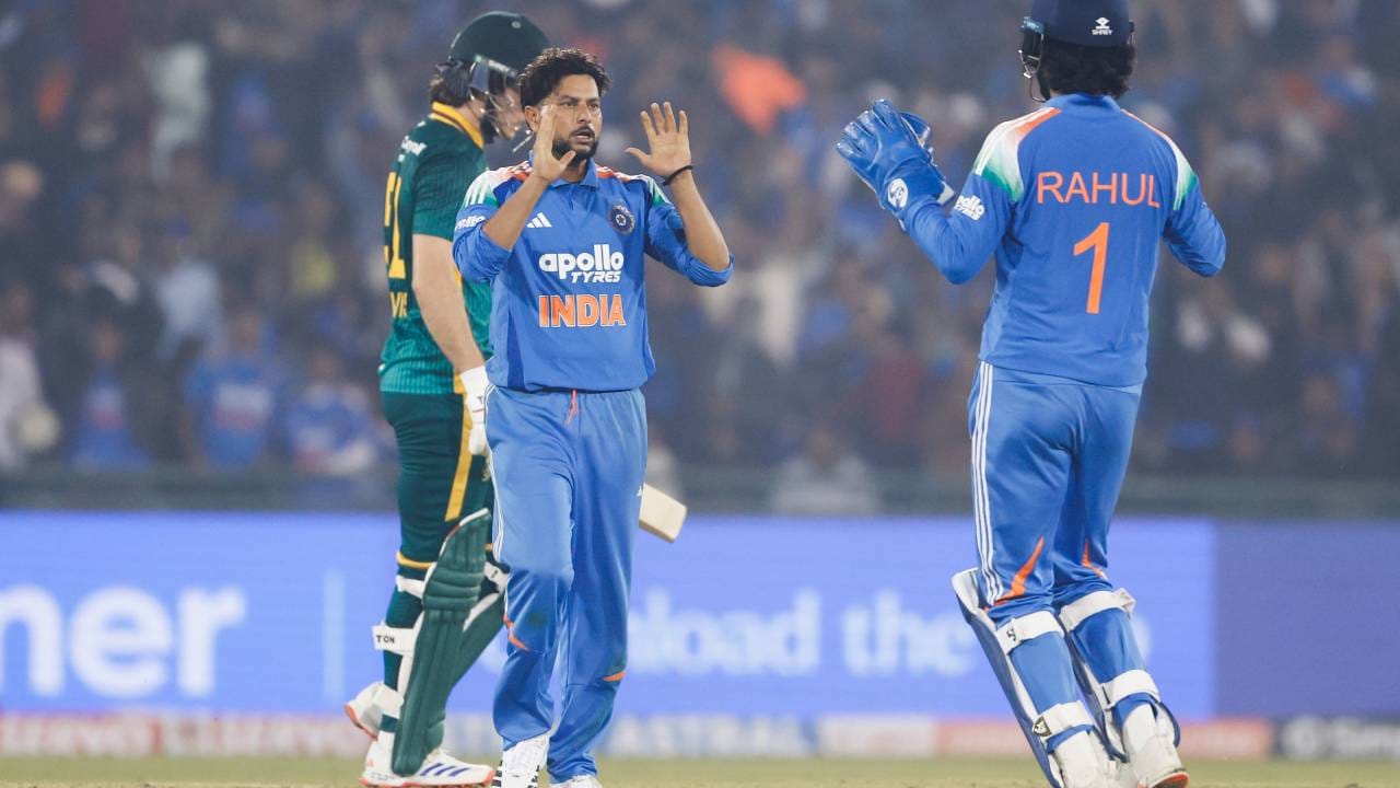 विशेष म्हणजे या मैदानावर दक्षिण आफ्रिकेने येथे एकही वनडे सामना खेळलेला नाही. पण दक्षिण आफ्रिकने 2019 मध्ये येथे एक कसोटी सामना आणि 2022 मध्ये एक टी20 सामना खेळला आहे, पण दोन्ही सामन्यात पराभवाचं तोंड पाहीलं आहे. त्यामुळे विशाखापट्टणमच्या भूमीवर दक्षिण आफ्रिकेचा रेकॉर्ड शून्य आहे. (Photo- BCCI X)