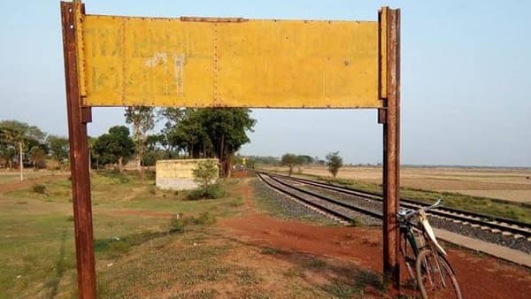 Railway: भारतातील नाव नसलेले ते एकमेव रेल्वे स्टेशन; प्लॅटफॉर्मवरील पिवळ्या बोर्डाला प्रतिक्षा नावाची, काय तो खास किस्सा