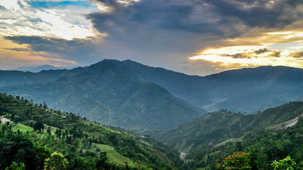 उत्तरेकडे हिमालयीन पर्वतरांगा : पश्चिम बंगालच्या उत्तर भागात दार्जिलिंग आणि कलिम्पोंग हे जिल्हे शिवालिक पर्वतरांगेचा भाग आहेत. शिवालिक पर्वतरांग ही हिमालयाचा भाग आहे.