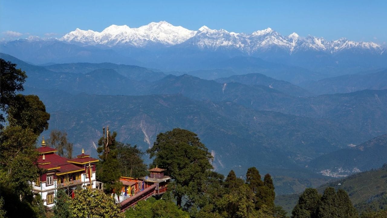 पश्चिम बंगाल हे भारतातील एकमेव राज्य आहे, ज्यात हिमालय पर्वत आणि समुद्र अशा दोन्ही गोष्टी आहेत. पश्चिम बंगाल हे भारताच्या पूर्वेकडील एक राज्य आहे, जे उत्तरेकडील हिमालयीन पर्वतरांगेपासून दक्षिणेकडील बंगालच्या उपसागरापर्यंत पसरलेले आहे.