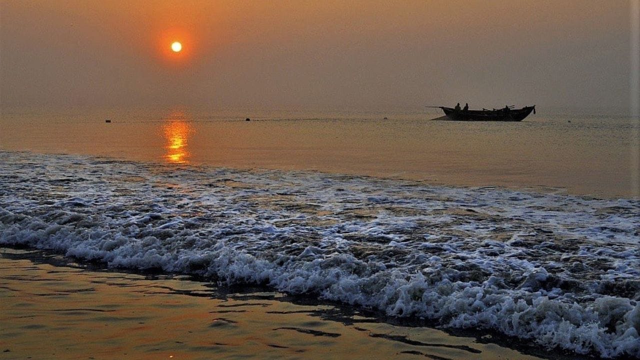 दक्षिणेकडे समुद्रकिनारा : राज्याच्या दक्षिण भागात बंगालचा उपसागर आहे. पश्चिम बंगालला सुमारे 158 किलोमीटर लांबीचा समुद्रकिनारा लाभला आहे. दिघा, मंदारमणी, ताजपूर आणि शंकरपूर हे प्रसिद्ध समुद्रकिनारे आहेत.