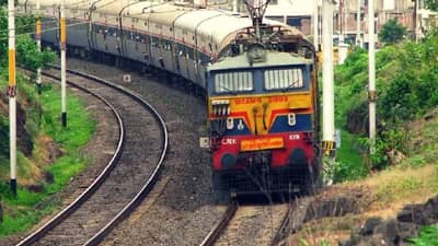 Indigo : इंडिगो संकटामुळे प्रवासी चिंतेत, रेल्वेची मदतीसाठी धाव, उचललं मोठं पाऊल