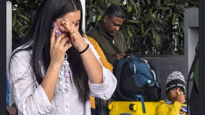 IndiGo Flight Cancellation: संताप, संताप, संताप! कोणी काऊंटरवर चढले, तर काहींचे डोळे डबडबले...इंडिगोमुळे प्रवाशांचे हाल