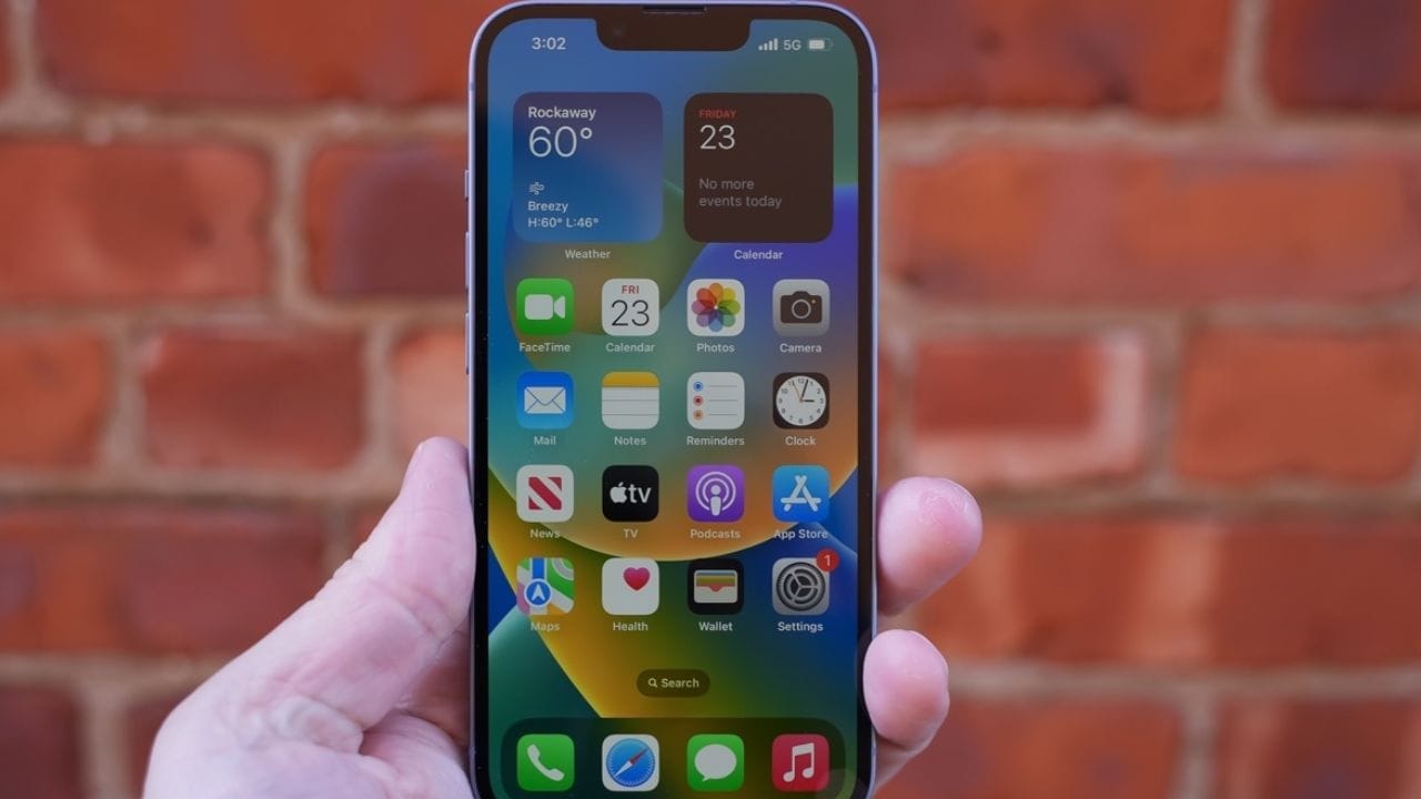 बॅक टॅप (Back Tap) हे आयफोनमधील सर्वात भारी पण दुर्लक्षित फीचर आहे. फोनच्या मागच्या बाजूला फक्त बोटाने टॅप करून तुम्ही अनेक कामे करू शकता. फोनच्या मागील भागावर दोनदा (Double Tap) किंवा तीनदा (Triple Tap) टॅप केल्यावर ठराविक टास्क पूर्ण होतो.