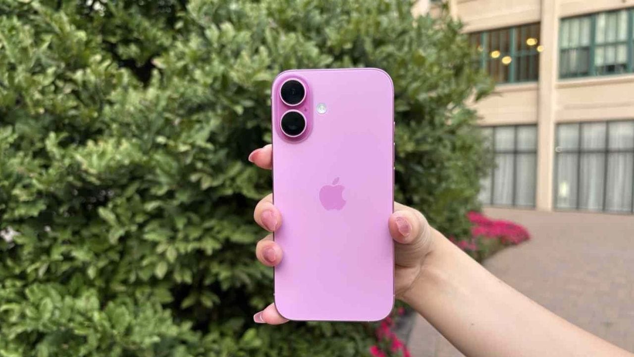 तुम्ही स्क्रीनशॉट काढणे, फ्लॅशलाइट लावणे, कॅमेरा उघडणे किंवा सायलेंट मोड करण्यासाठी हे वापरू शकता. यासाठी तुम्ही Settings > Accessibility > Touch > Back Tap मध्ये जाऊन तुम्हाला हवे ते कस्टमाइझ करा.