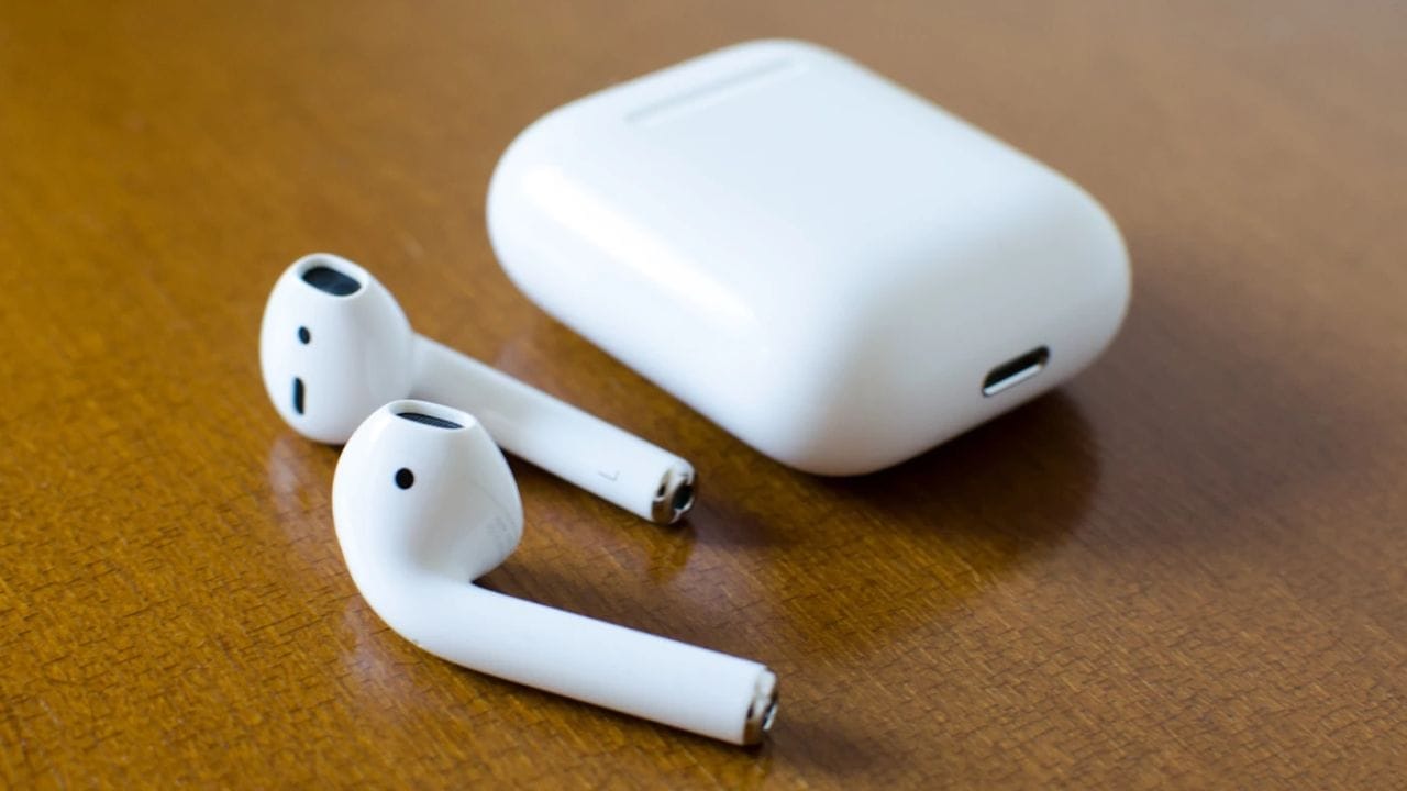 ग्रुप फोटो काढताना टायमर लावून पळत जाण्याची आता गरज नाही. तुमचे एअरपॉड्स आता रिमोट कंट्रोलसारखे काम करतील. एअरपॉडच्या 'स्टेम'वर (बटणावर) दाबून तुम्ही दुरूनच फोटो क्लिक करू शकता. यासाठी तुम्हाला Settings > AirPods > Camera Remote मध्ये जाऊन ही सेटिंग करावी लागेल.