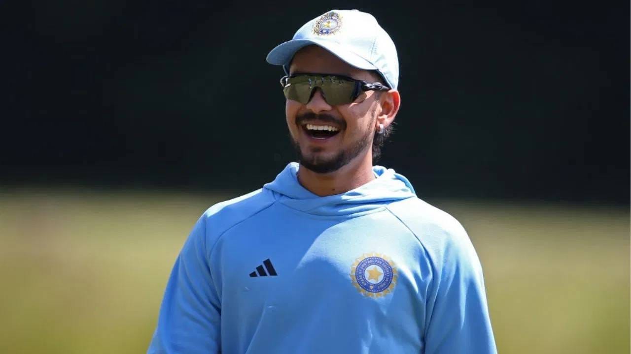 इशान किशन देशांतर्गत क्रिकेटमध्ये सातत्याने चांगली कामगिरी करत आहे, त्यामुळे लवकरच टीम इंडियात स्थान मिळू शकते. पण टी20 संघात स्थान मिळणं सध्यातरी कठीण आहे. कारण ऋषभ पंत, अभिषेक शर्मा आणि शुबमन गिलमुळे त्याला जागा मिळणं कठीण दिसत आहे. (फोटो- Steve Bardens-ICC/ICC via Getty Images)