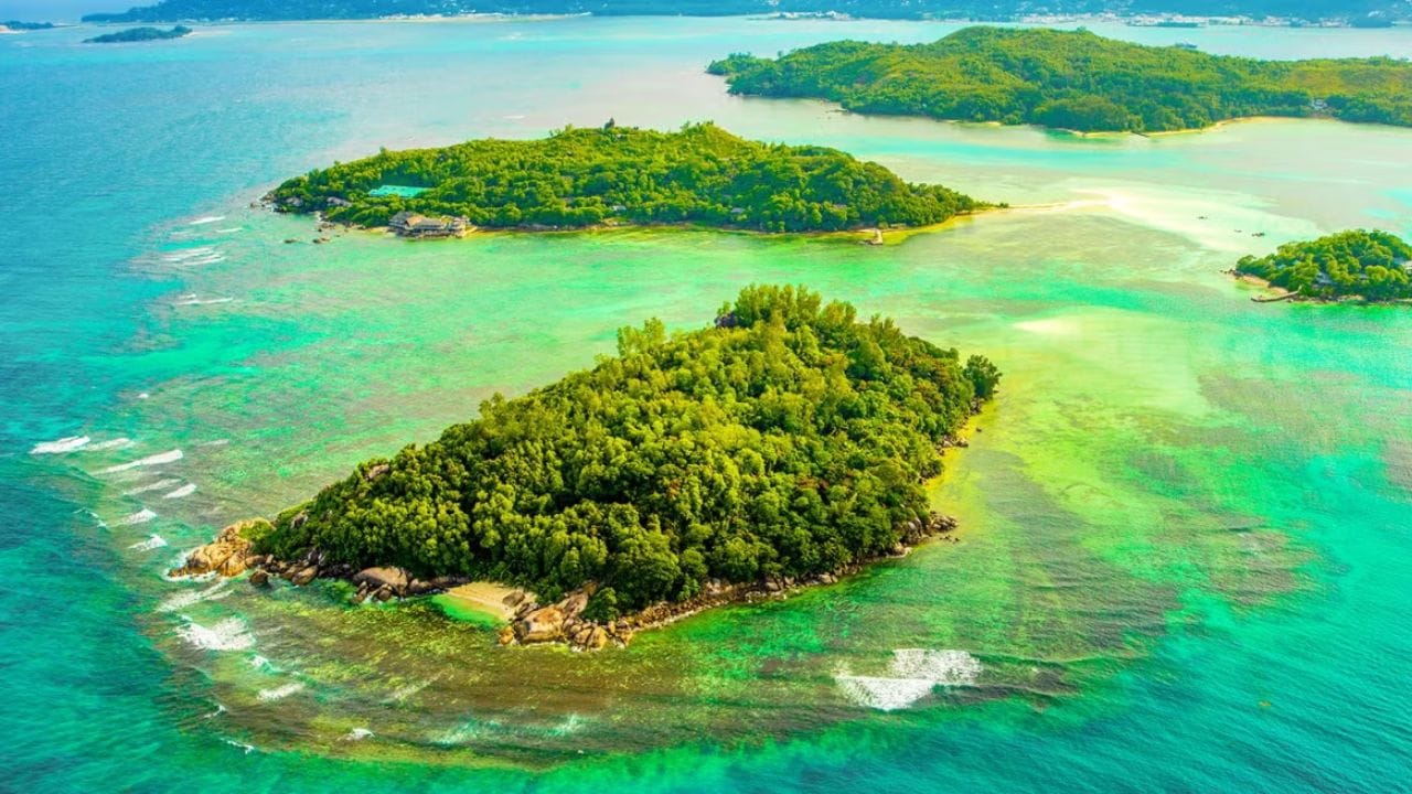 कॅनडा : कॅनडाकडे जगातील सर्वात मोठे बॅफिन आयलँड आहे. कॅनडामध्ये लाखो बेटे आहेत, परंतु त्यांची अचूक मोजणी करणे कठीण आहे.