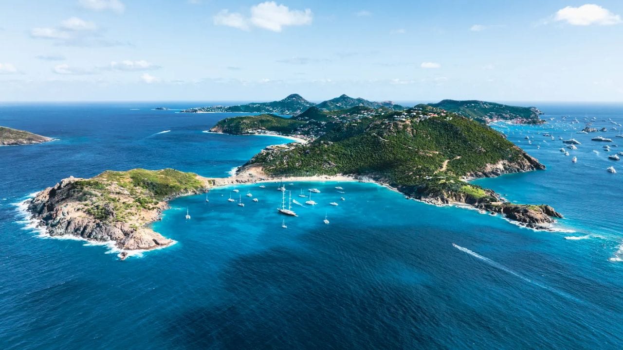 नॉर्वे : दुसऱ्या क्रमांकावर नॉर्वे हा देश आहे. नॉर्वेमध्ये सुमारे 2,39,000 हून अधिक बेटे आहेत. त्यामुळे हा देश इतर देशांच्या तुलनेत वेगळा आहे.