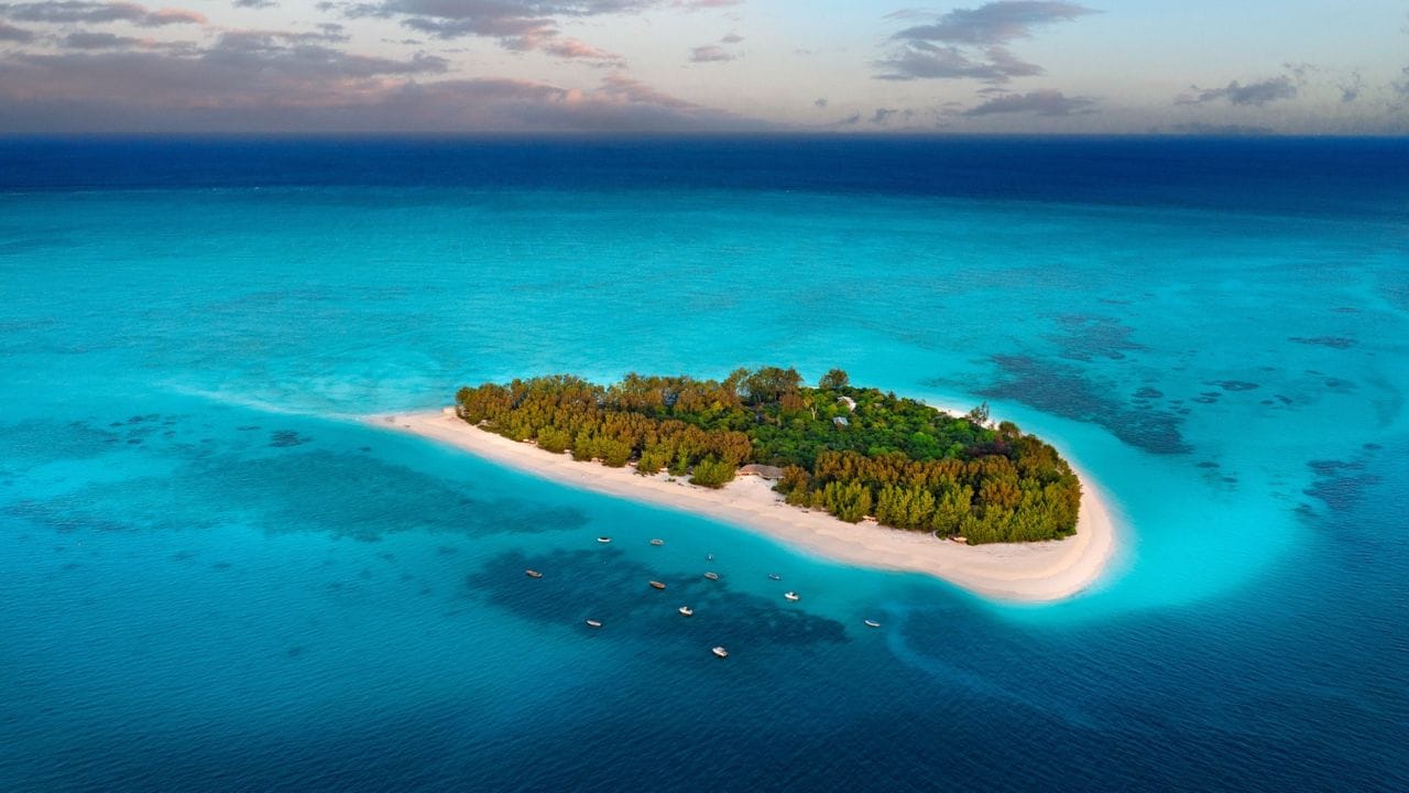 स्वीडन : स्वीडन हा जगातील सर्वात जास्त नैसर्गिक बेटे असलेला देश आहे. या देशात अंदाजे 2,21,800 हून अधिक बेटे आहेत. स्वीडनचा विस्तृत आणि खडकाळ किनारा ग्लॅसियल ॲक्शन मुळे तयार झाला आहे. त्यामुळे या देशात सर्वात जास्त बेटे आहेत.