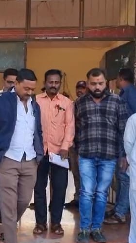 जळगावात ईव्हीएमच्या सुरक्षेसाठी उमेदवारांचा अखंड पहारा.