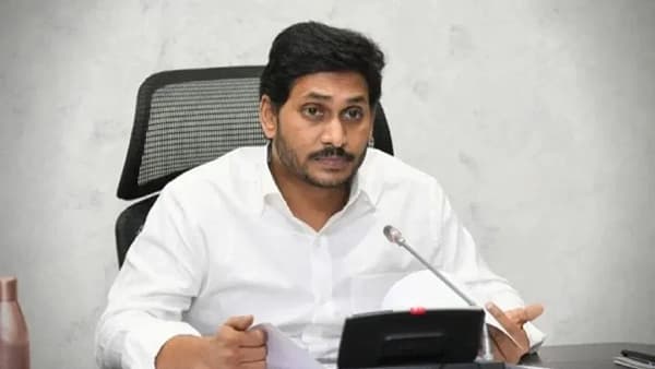 शेतकऱ्यांच्या केळीला 50 पैशांचा भाव अन् दिल्ल्याच्या मॉलमधील दर 86 रुपये, जगनमोहन रेड्डी यांची पोस्ट चर्चेत