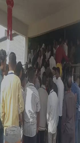 भुसावळ वरणगावमध्ये निवडणूक अधिकाऱ्याचे नियोजन शून्य, प्रतिनिधींची केंद्रावर एकच गर्दी.