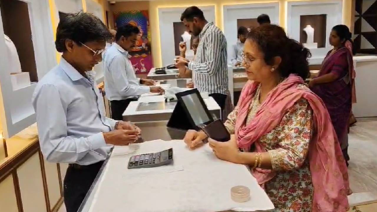 Gold And Silver Price Today: जळगावच्या सराफा बाजारात सोन्यापेक्षा चांदीने दिमाख दाखवला आहे. चांदीच्या किंमतींनी सर्व रेकॉर्ड मोडीत काढत मोठी भरारी घेतली आहे. चांदीने दोन लाखांचा टप्पा ओलांडला आहे. त्यामुळे ग्राहकची चकीत झाले आहेत. सोन्याचा आजचा भाव काय आहे?