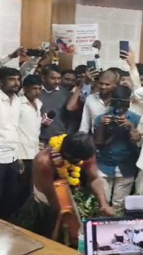 Jalna : मंगेश साबळे यांचं तहसीलदारासमोर अर्धनग्न होत आंदोलन, कारण काय?