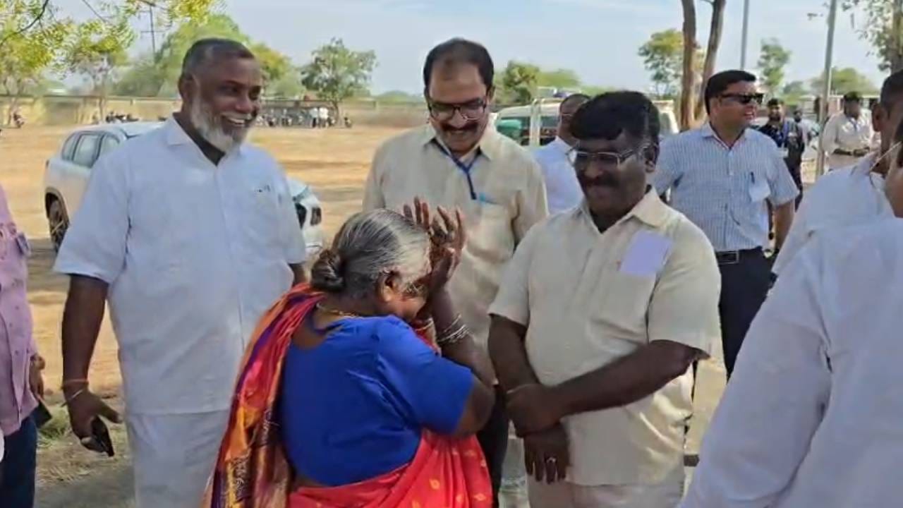 नगरपरिषदेच्या निवडणुकीत विजय मिळवल्यानंतर जेव्हा त्या नगरपरिषद प्रांगणात आल्या, तेव्हा त्यांना अश्रू अनावर झाले. कार्यकर्त्यांची आणि जवळच्या व्यक्तींची गळाभेट घेताना त्यांचे डोळे पाणावले. हे पाहून उपस्थितही भावूक झाले होते.