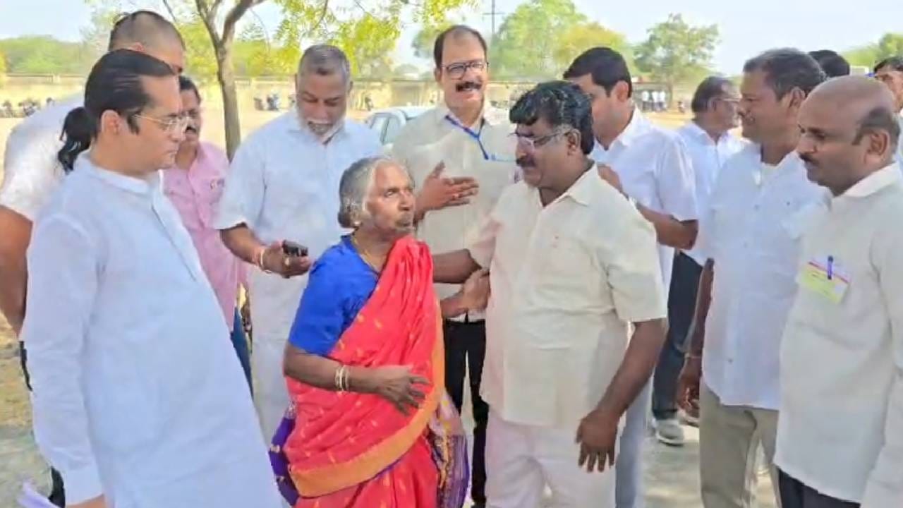 ना पायात चप्पल ना हातात काठी, तरुणांना लाजवेल असा या आजीबाईंचा वयाच्या 77 व्या वर्षी देखील उत्साह आहे. या वयात जिथे अनेकजण निवृत्तीचा मार्ग स्वीकारतात, तिथे जनाबाईंनी लोकप्रतिनिधी म्हणून जबाबदारी स्वीकारून तरुणांसमोरही एक आदर्श ठेवला आहे.