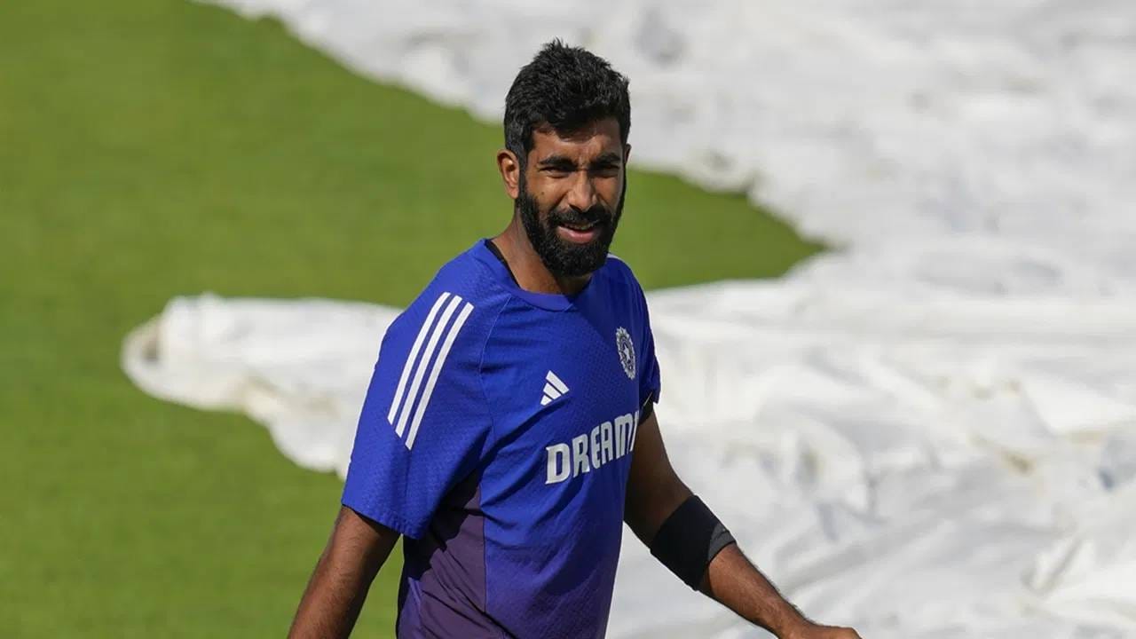 टी20 आंतरराष्ट्रीय क्रिकेटमध्ये बुमराहच्या एका षटकात दोन षटकार पडल्याची पहिलीच वेळ आहे. जसप्रीत बुमराह वैयक्तिक दुसरं षटक टाकण्यासाठी आला होता. त्या षटकात दोन षटकार पडले. या षटकात त्याने एकूण 16 धावा दिल्या. (Photo-PTI)