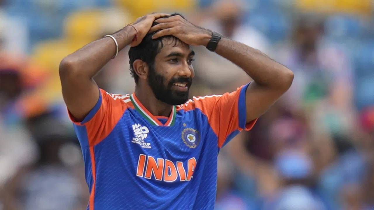 भारत आणि दक्षिण अफ्रिका यांच्यात दुसरा टी20 सामन्यात नाणेफेकीचा कौल टीम इंडियाच्या बाजूने लागला. दक्षिण अफ्रिकेने प्रथम फलंदाजी करताना 20 षटकात4 गडी गमवून 213 धावा केल्या. यासह विजयासाठी 214 धावांचं आव्हान दिलं. या सामन्यात जसप्रीत बुमराहसोबत नको ते घडलं. (Photo-PTI)