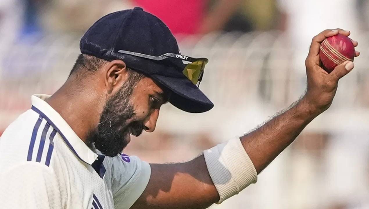 कसोटी क्रिकेटमध्ये जसप्रीत बुमराहने नंबर 1 चं स्थान पटकावलं आहे. तर अष्टपैलू रवींद्र जडेजा ऑलराउंडर कॅटेगरीत पहिल्या स्थानावर आहे. वनडे क्रिकेटमध्ये रोहित शर्मा नंबर1 फलंदाज ठरला आहे. (PC-PTI)