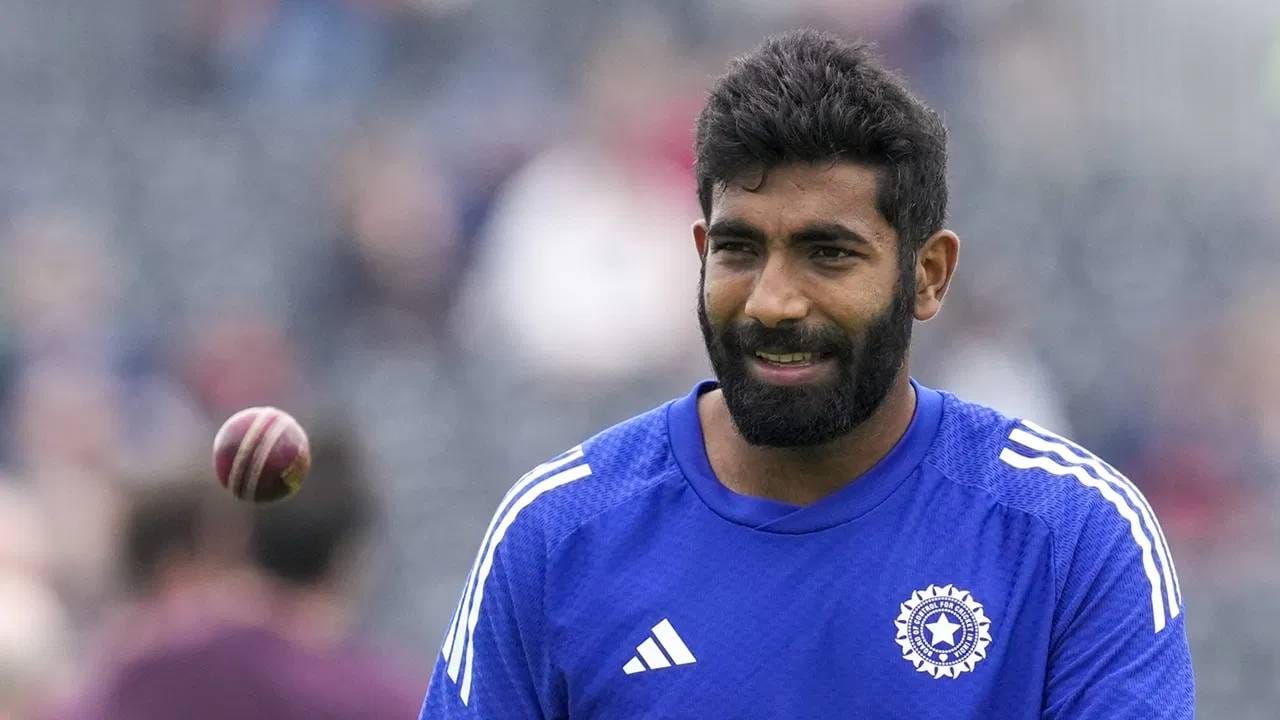 शेवटच्या षटकातही बुमराहला एका षटकात दोन षटकार पडले. त्यामुळे त्याच्यासाठी या सामन्यातील स्पेल काही चांगला गेला नाही. जसप्रीत बुमराहने 4 षटकात 45 धावा दिल्या आणि एकही विकेट मिळाली नाही. (Photo-PTI)