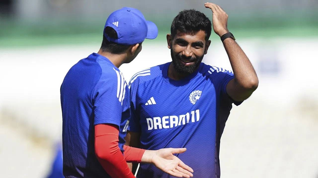 दुसऱ्या षटकातील पहिला षटकार तिसऱ्या चेंडूवर आला. रिझा हेनड्रिक्सने हा षटकार मारला. त्यानंतर शेवटच्या चेंडूवर क्विंटन डीकॉकने षटकार मारला. जसप्रीत बुमराहच्या दोन चेंडूवर दोन षटकार आले ते दोन्ही चेंडू आखुड टप्प्याचे होते. (Photo-PTI)