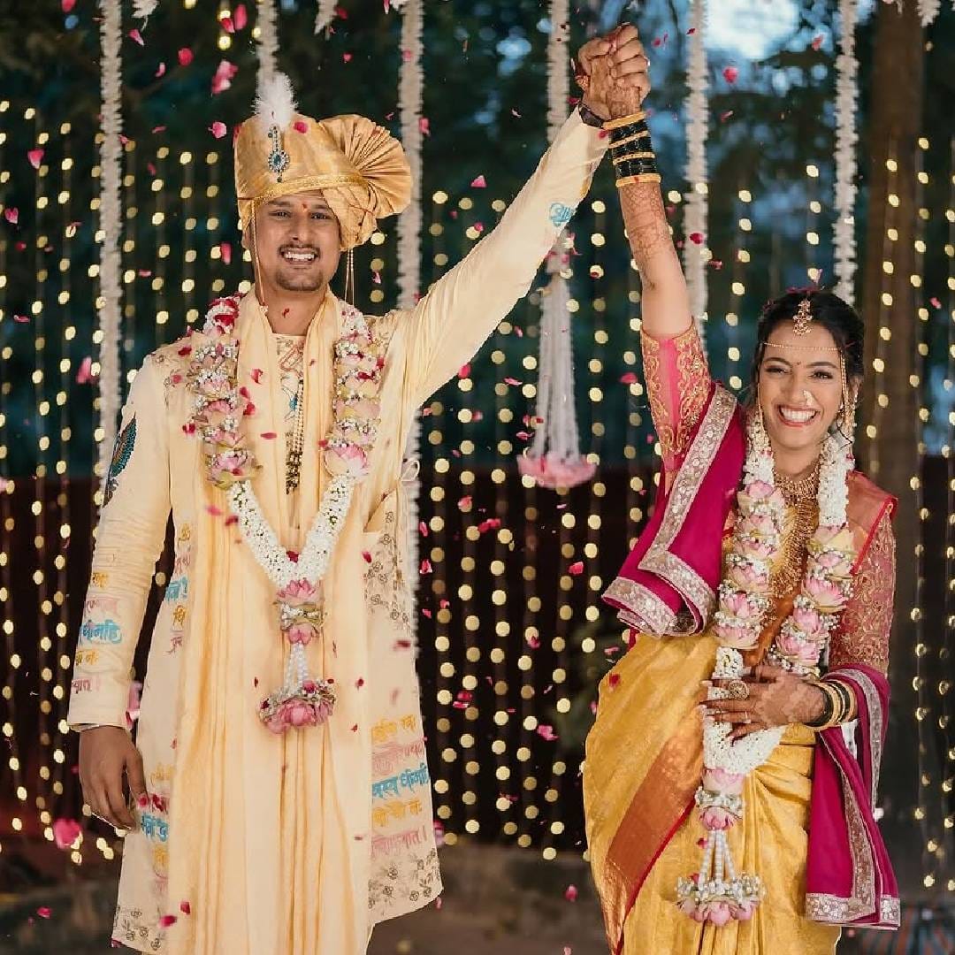 'तू, मी आणि आयुष्यभराचं प्रेम', असं कॅप्शन लिहित जय दुधाणेनं हे फोटो पोस्ट केले आहेत. त्याचसोबत त्याने लग्नाची तारीखसुद्धा '24.12.2025' या कॅप्शनमध्ये लिहिली आहे. जय आणि हर्षलाच्या या फोटोंवर चाहत्यांनी शुभेच्छांचा वर्षाव केला आहे. 
