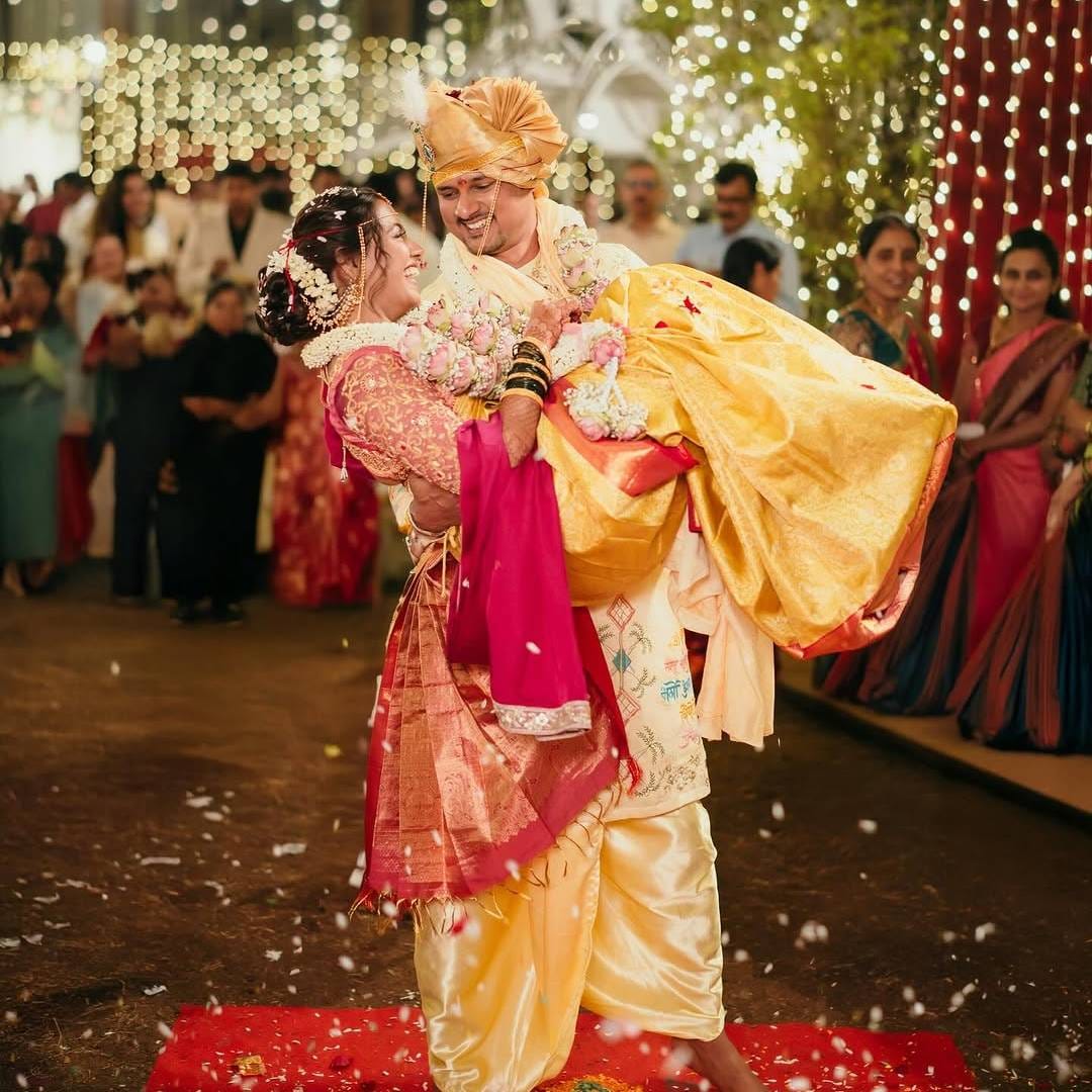 लग्नाच्या दोन दिवस आधीच कुटुंबीय आणि मित्रमैत्रिणींच्या उपस्थितीत या दोघांचा साखरपुडा पार पडला. यावर्षी मार्च महिन्यात जयने प्रेमाची जाहीर कबुली दिली होती. उत्तराखंडच्या ट्रिपदरम्यान जयने हर्षलाला अत्यंत रोमँटिक पद्धतीने प्रपोज केलं होतं.
